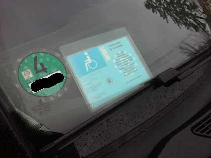 Ansicht von Außen mit Parkausweis für Behinderte